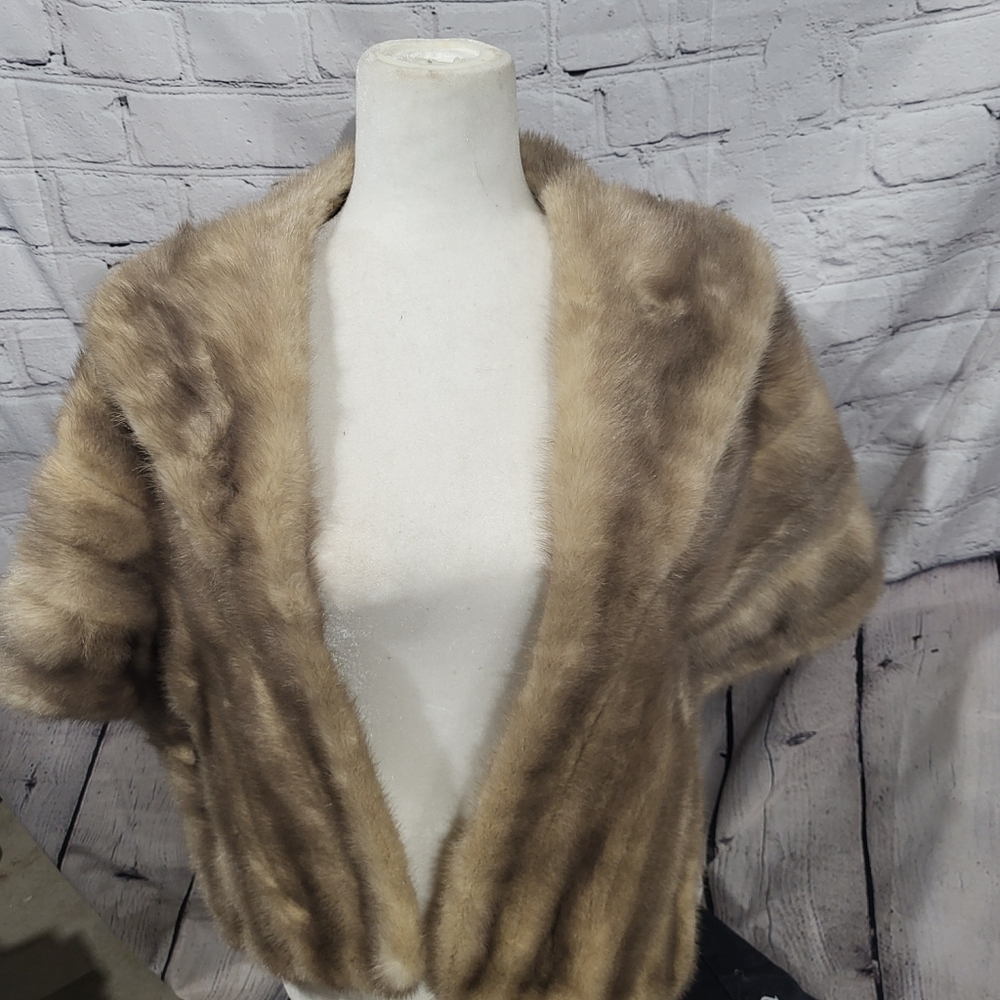 Elegant Tan Women's Fur Stole With Shawl Collar.  Vintage